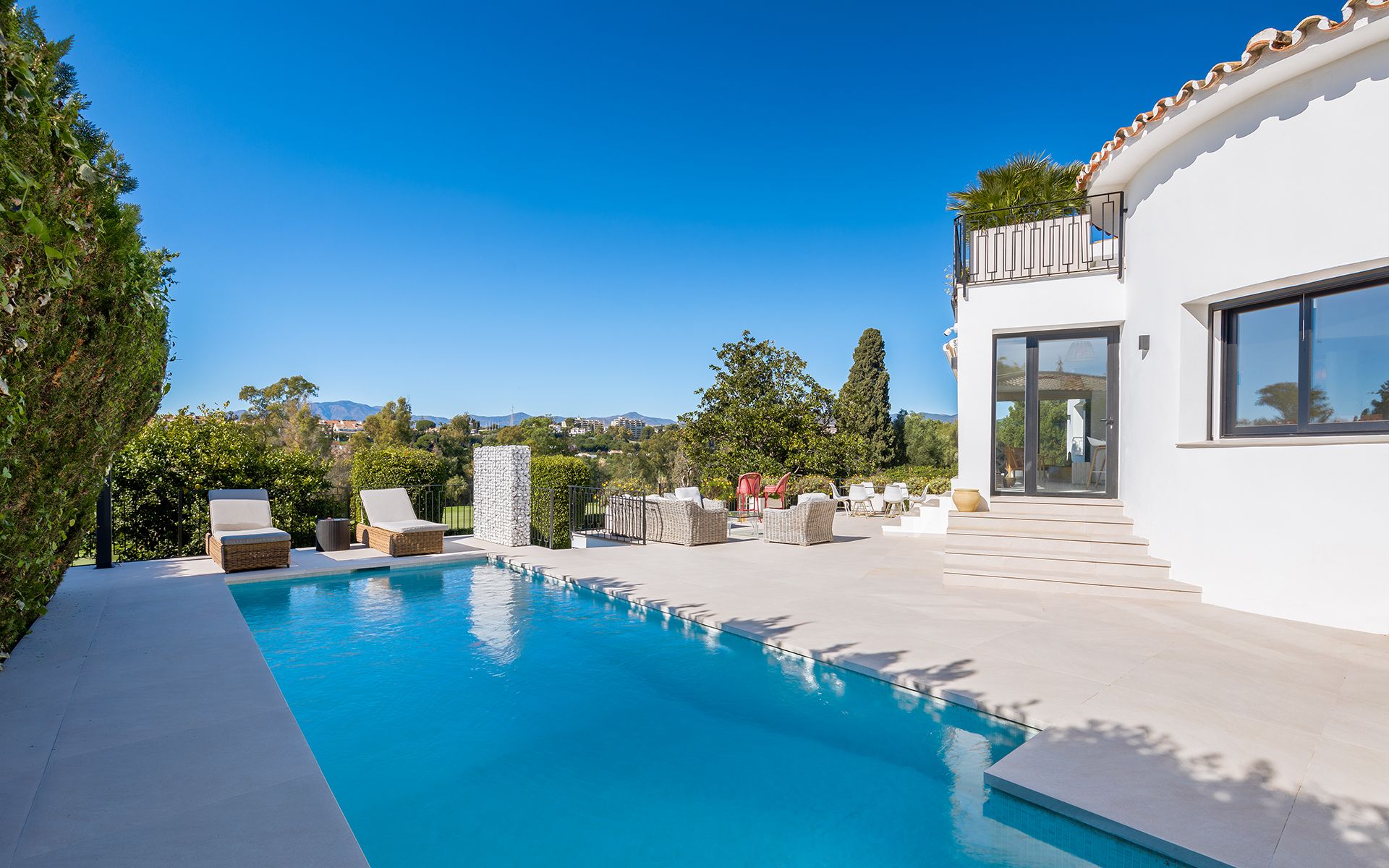 Renovated frontline golf villa with private pool in Guadalmina Alta