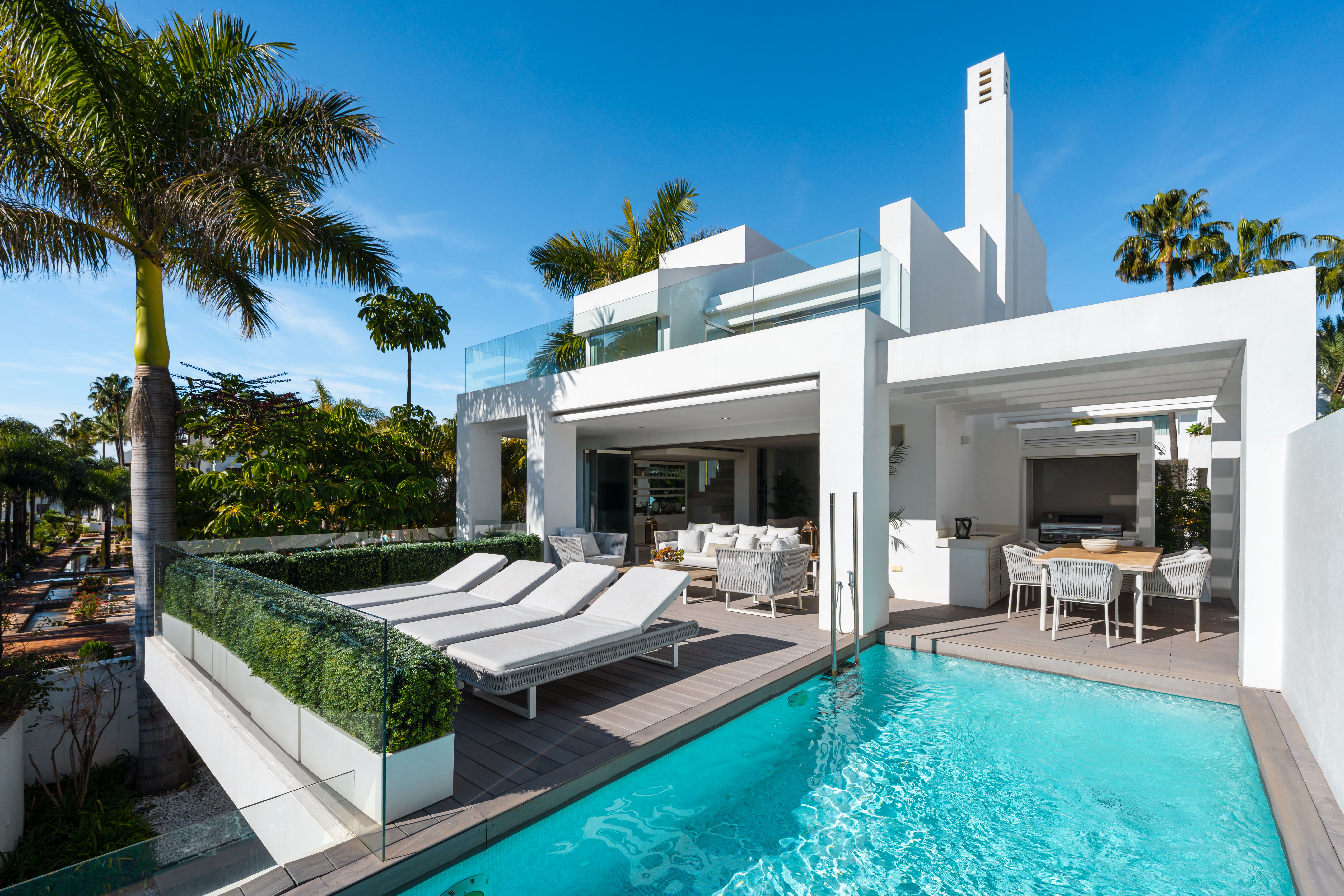 Magna 6 semi-detached villa with private pool and terrace in Puente Romano
