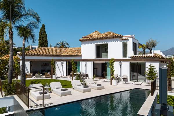 Villa Kumo white villa exterior with swimming pool