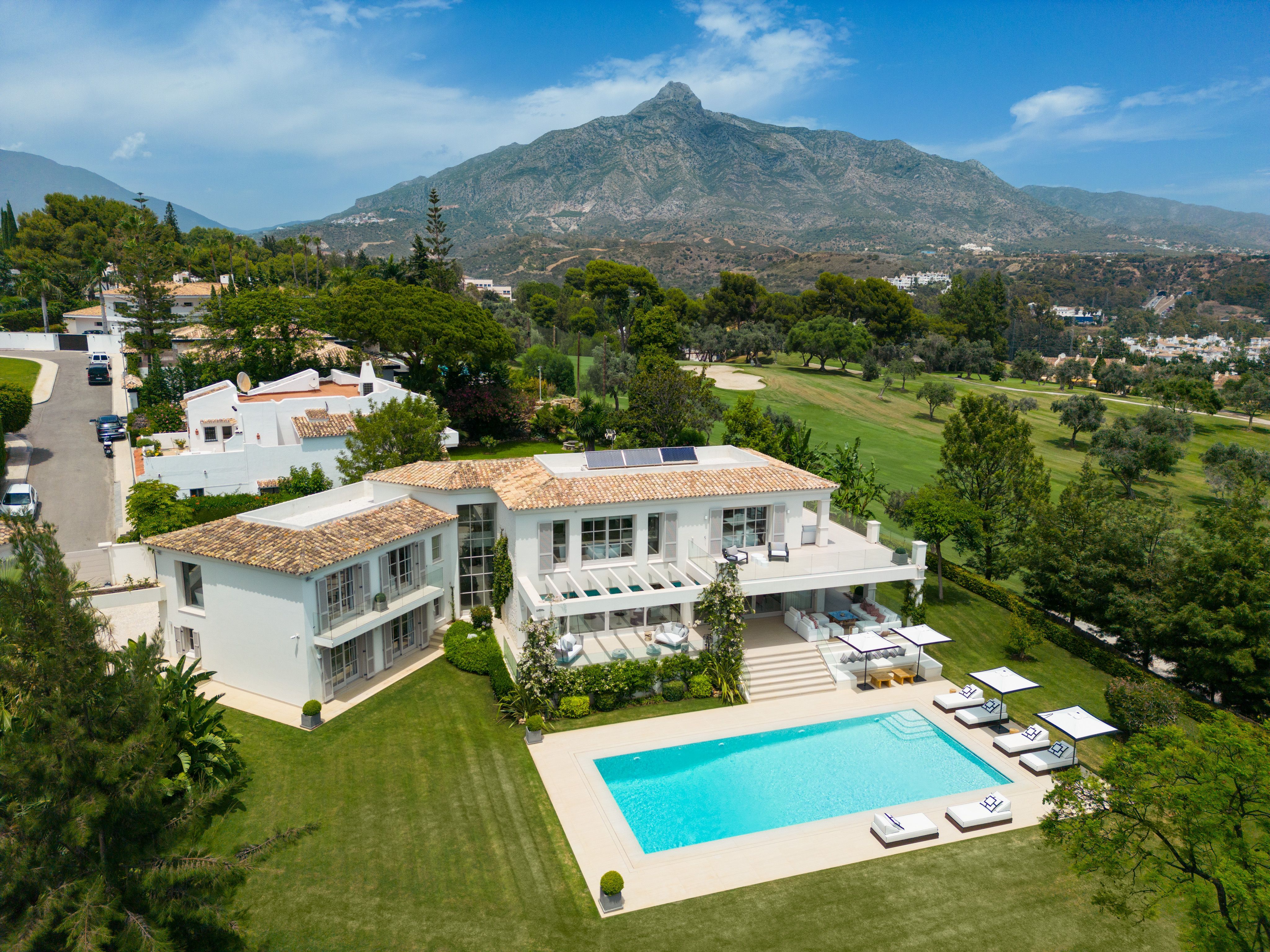 Aloha 40 villa, pool and golf landscape beneath La Concha