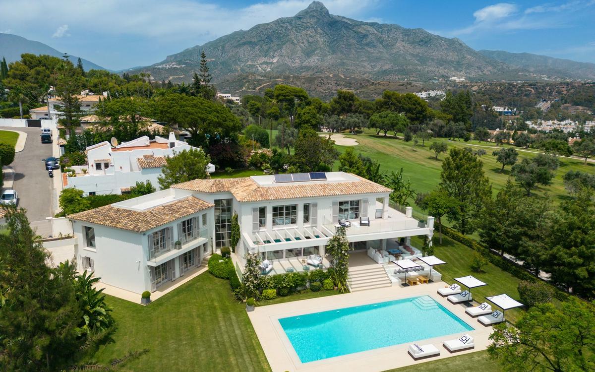 Aloha 40 villa, pool and golf landscape beneath La Concha
