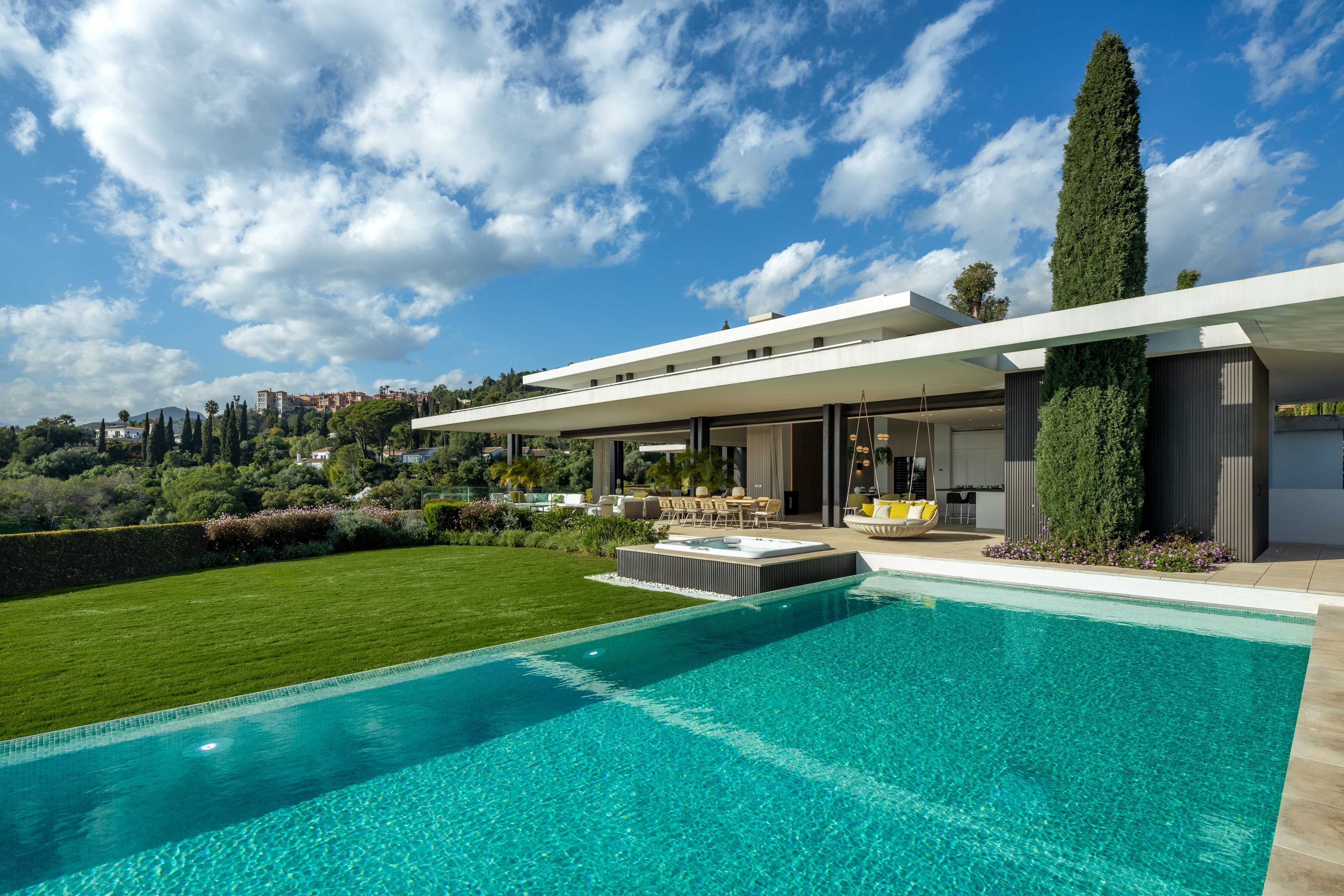 Daytime exterior of The Hills 1 with its private pool and landscaped garden in La Quinta, Benahavís