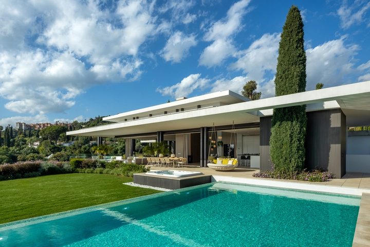 Daytime exterior of The Hills 1 with its private pool and landscaped garden in La Quinta, Benahavís