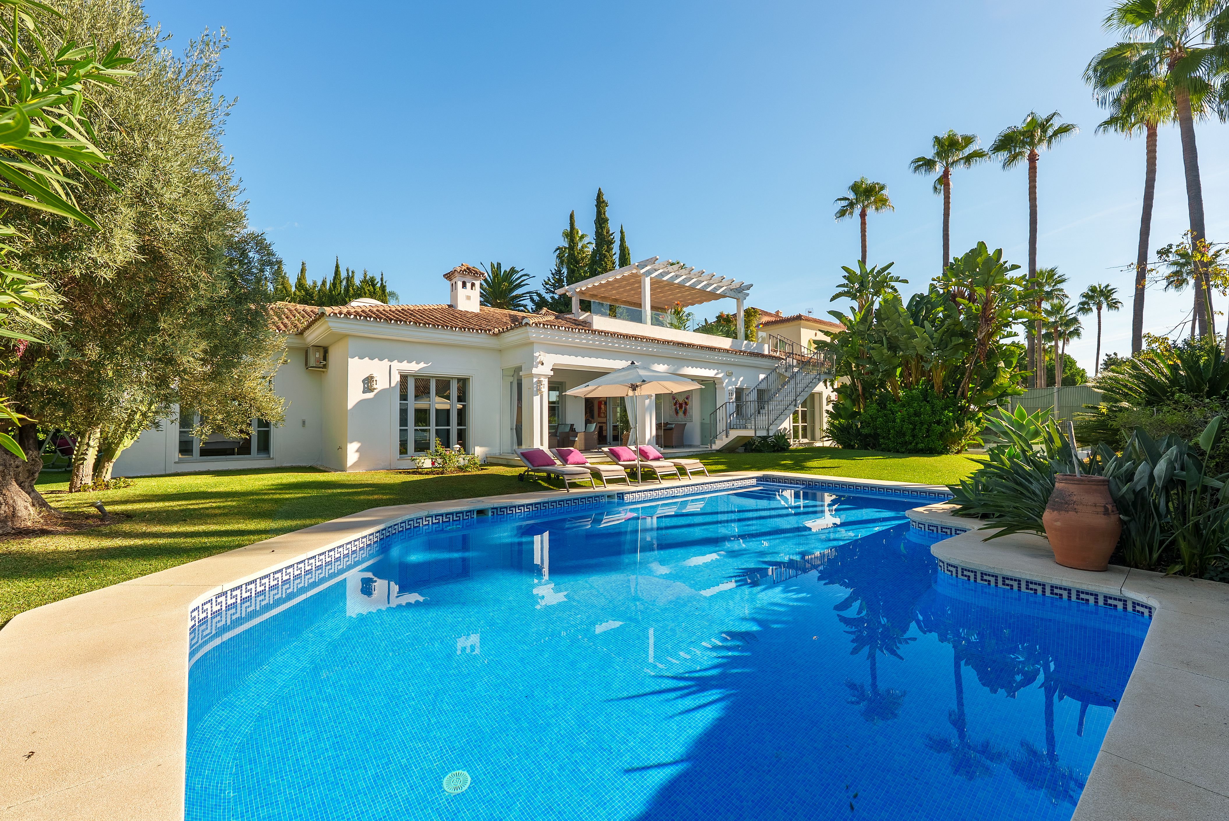 Albinoni 20, Sierra Blanca: pool and rear elevation