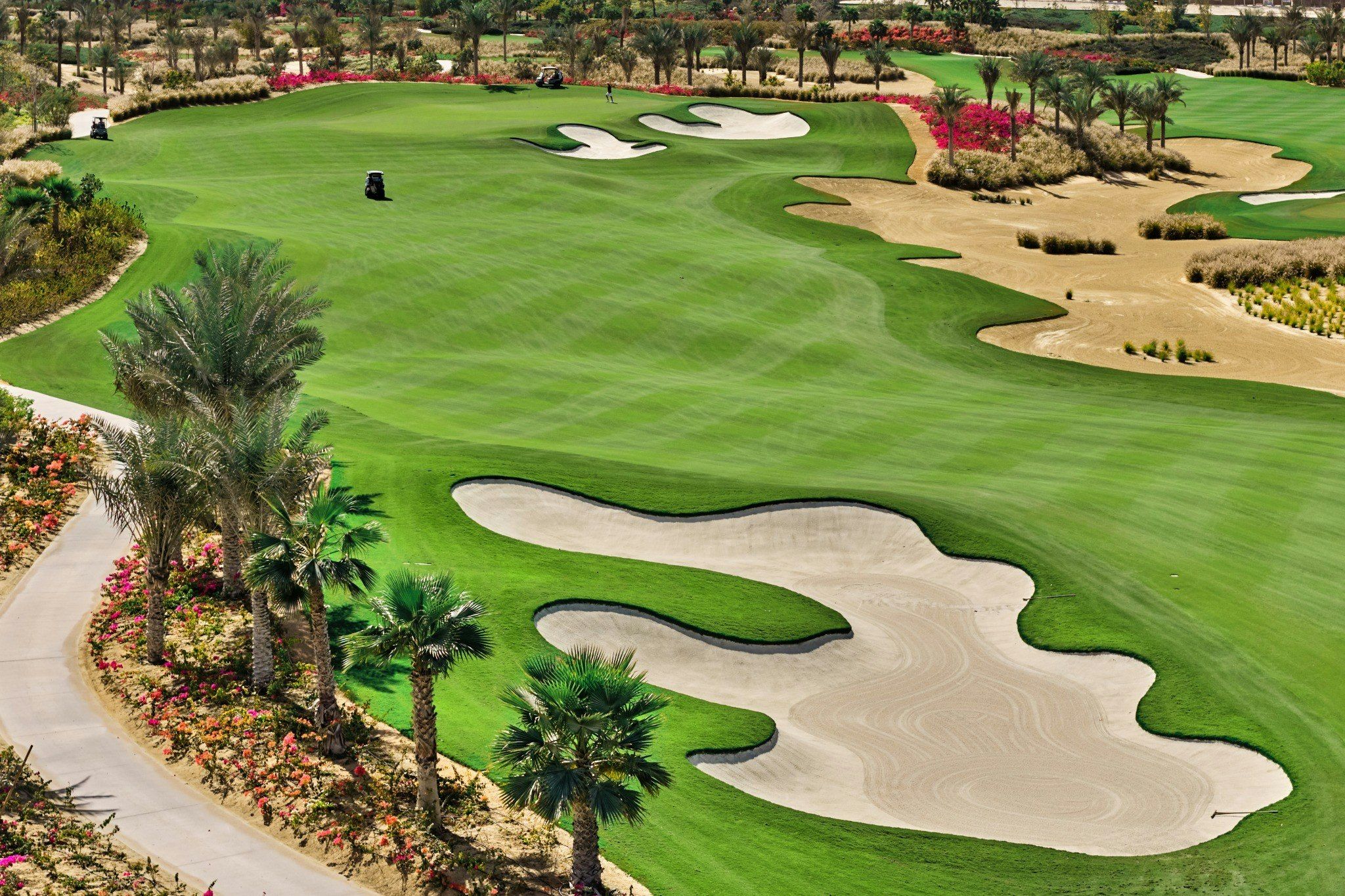 Discovery Dunes fairway and sculpted bunkers in Dubai South