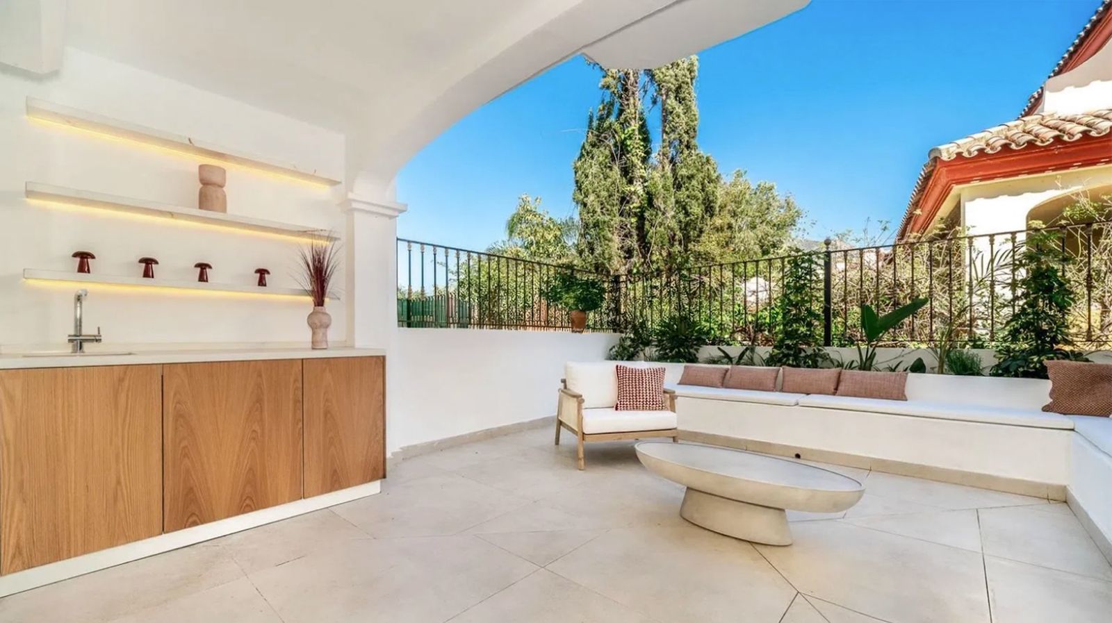 Outdoor kitchen and terrace at Arco Iris 3 townhouse in Marbella.