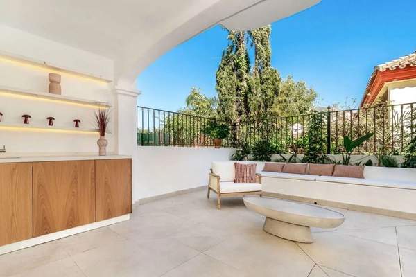 Outdoor kitchen and terrace at Arco Iris 3 townhouse in Marbella.
