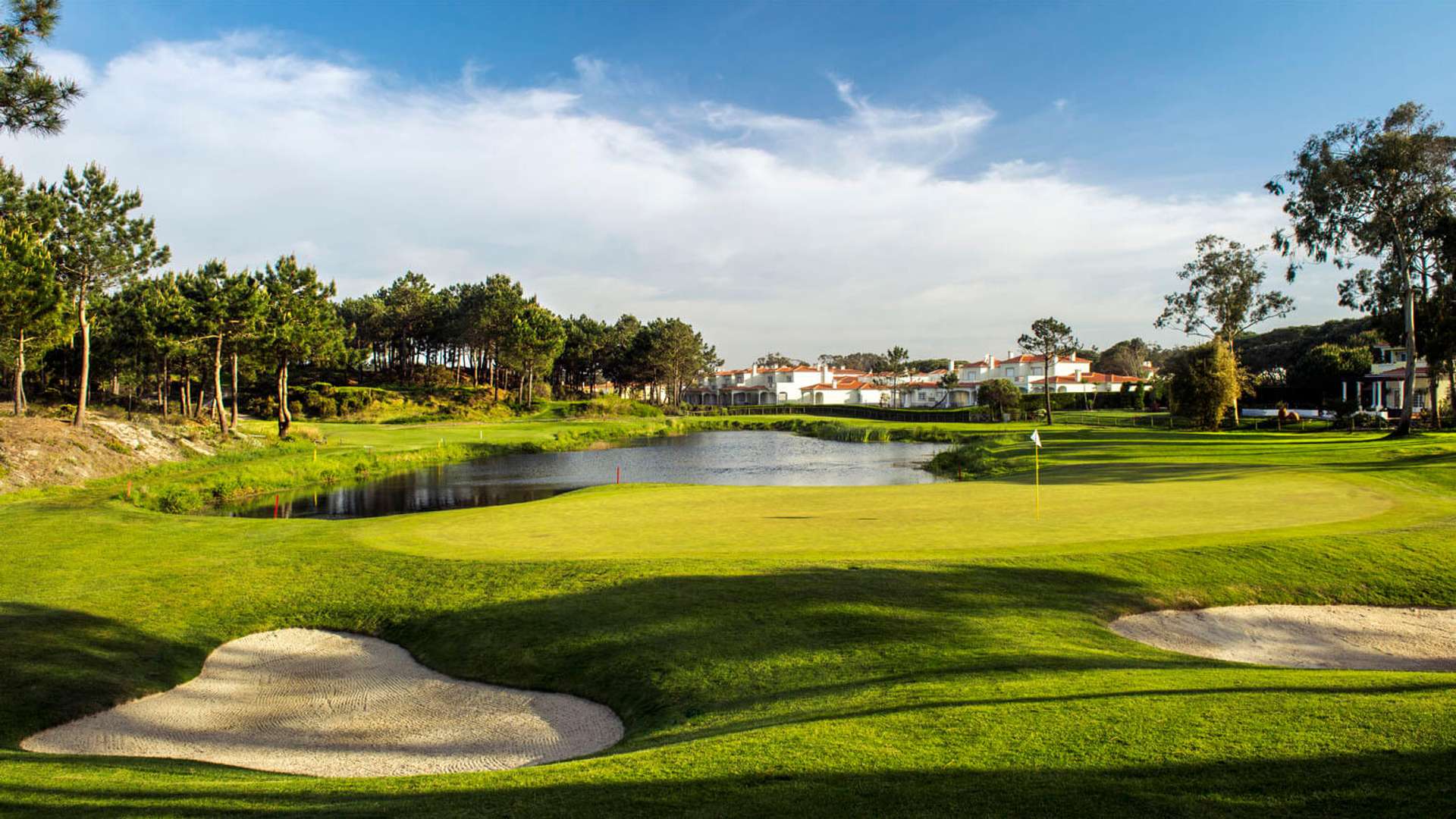 Green, bunkers and water at Praia D’El Rey Golf Course