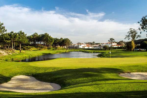 Green, bunkers and water at Praia D’El Rey Golf Course