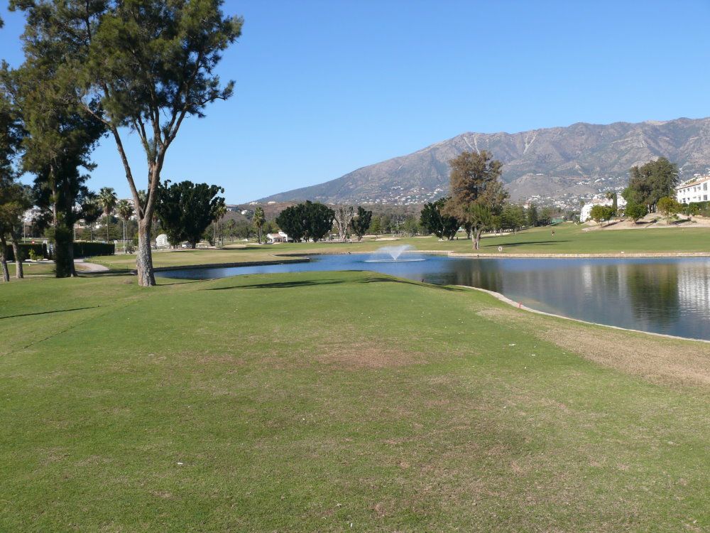 Water feature, fairway and mountains at Mijas Golf Los Lagos
