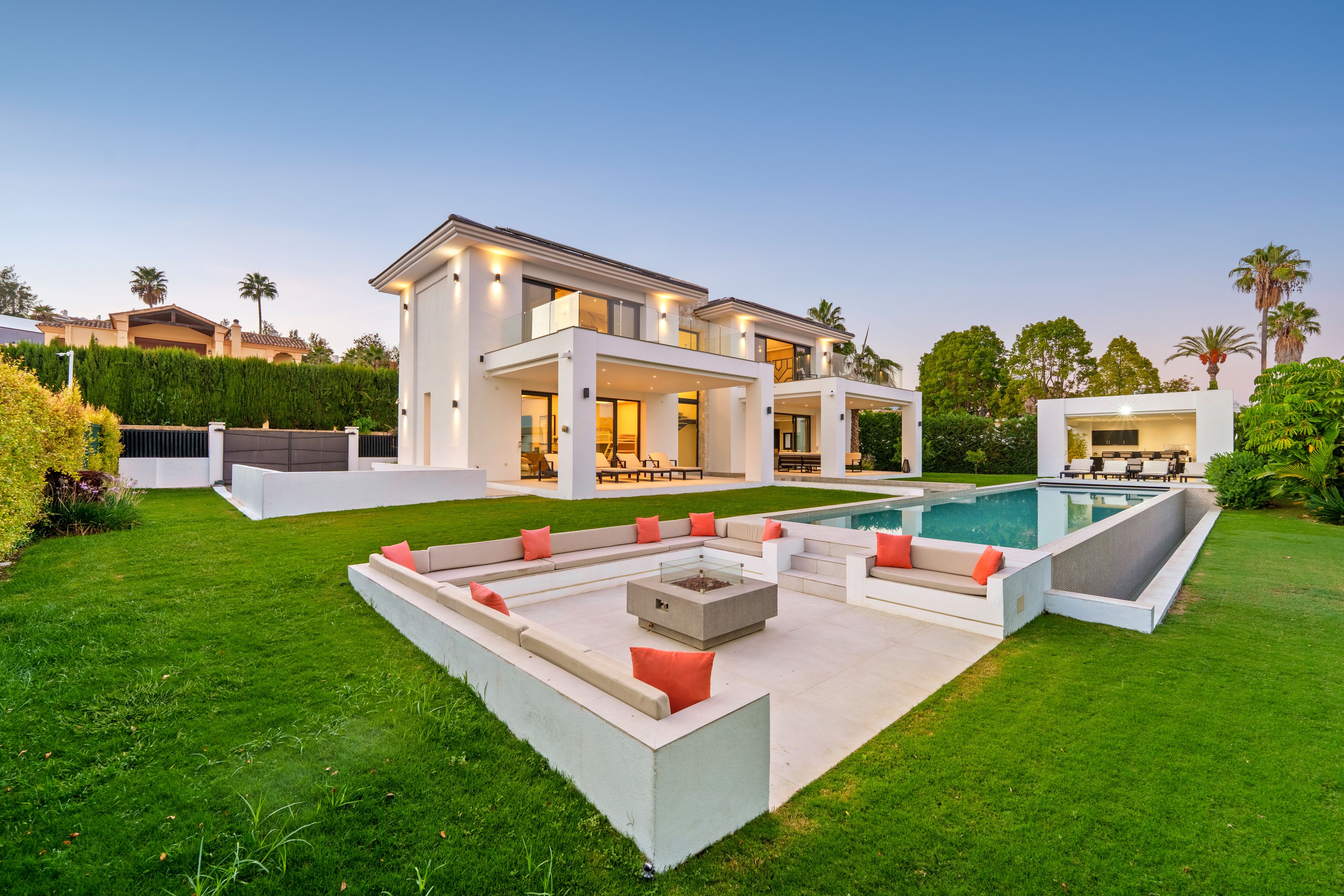 Villa Nova garden and poolside lounge