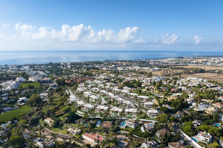 Avenue Marbella villas within the wider Nueva Andalucía landscape