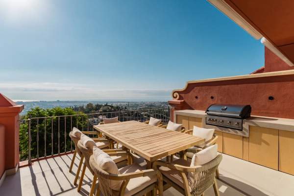 Terrace dining area with outdoor kitchen and panoramic views from Penthouse Monte Luz