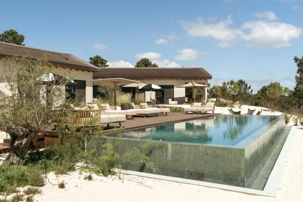 Contemporary Herdade do Sol home and infinity pool in a pine landscape