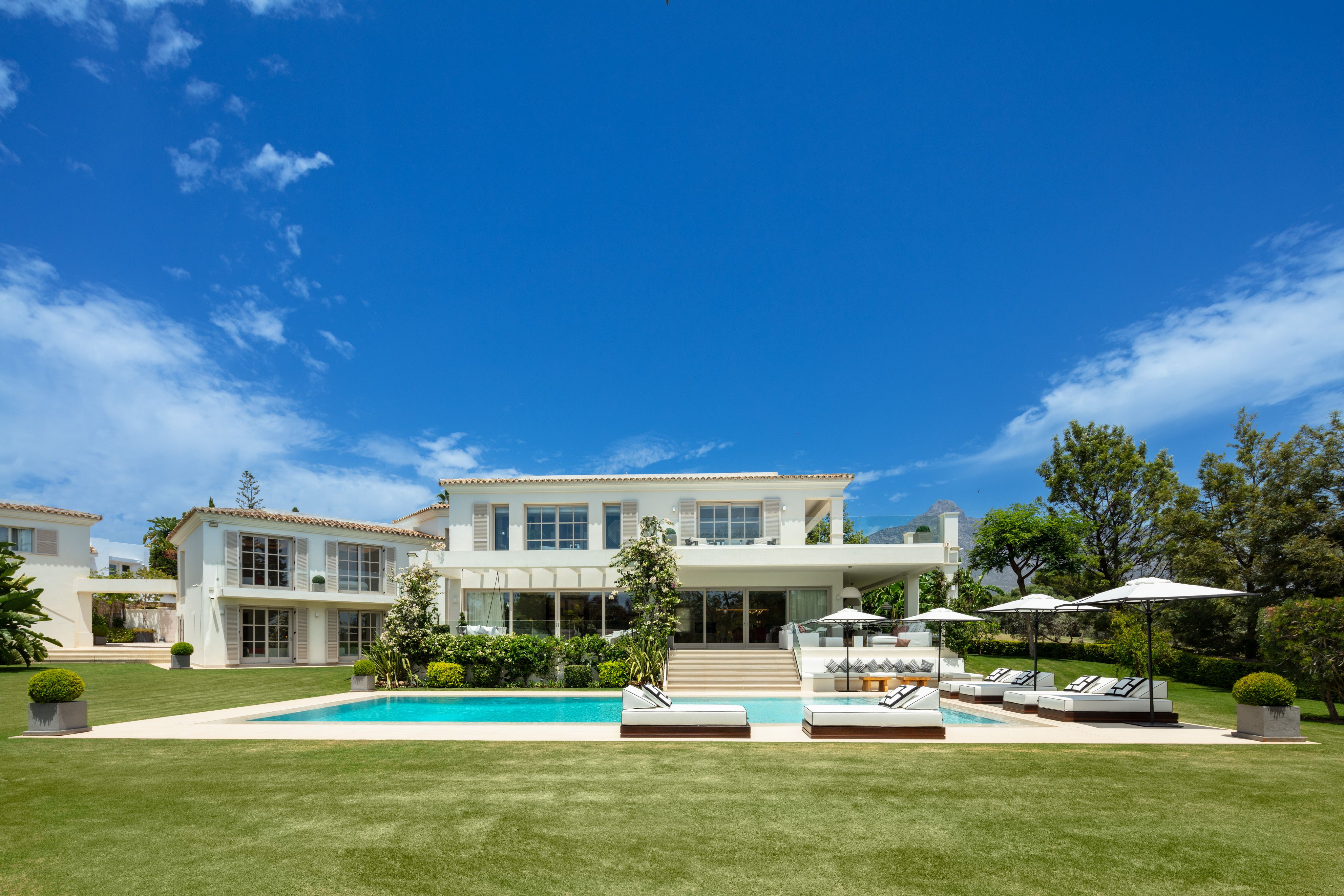 Aloha 40 villa exterior with private pool, landscaped garden and mountain backdrop in Nueva Andalucia.