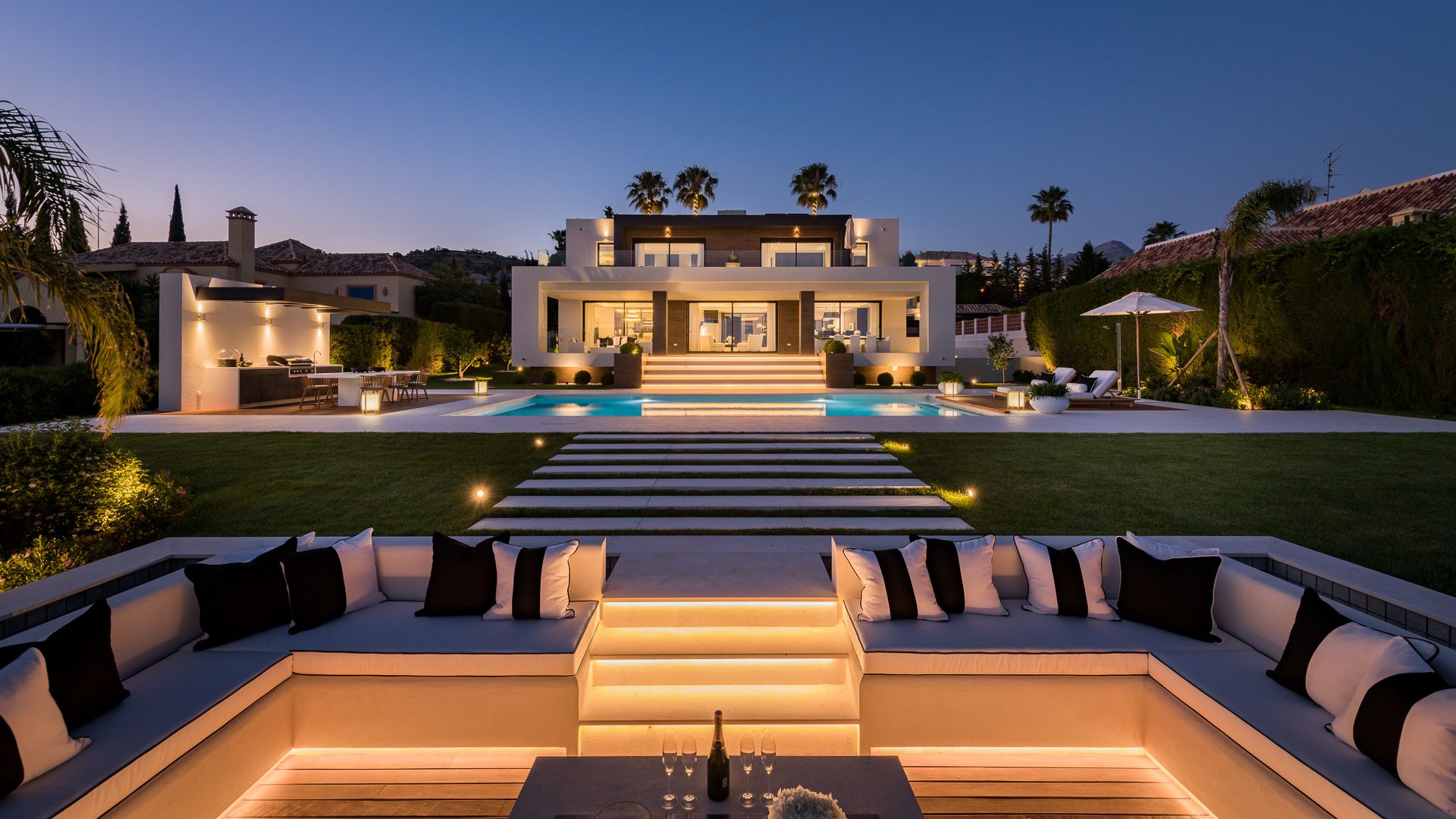 Villa Oak evening exterior with pool and sunken lounge
