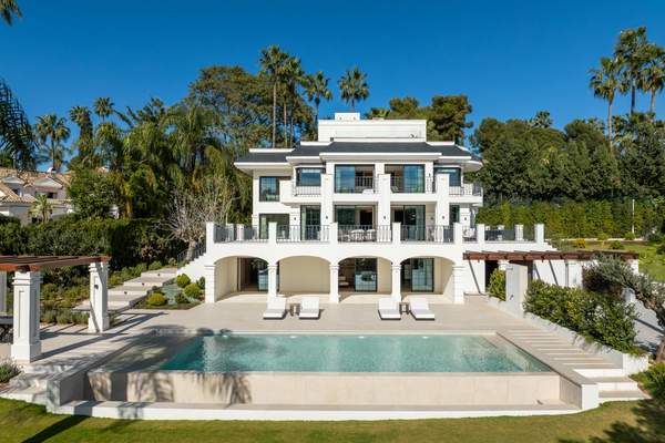 Villa Monte Blanco with its pool and landscaped garden