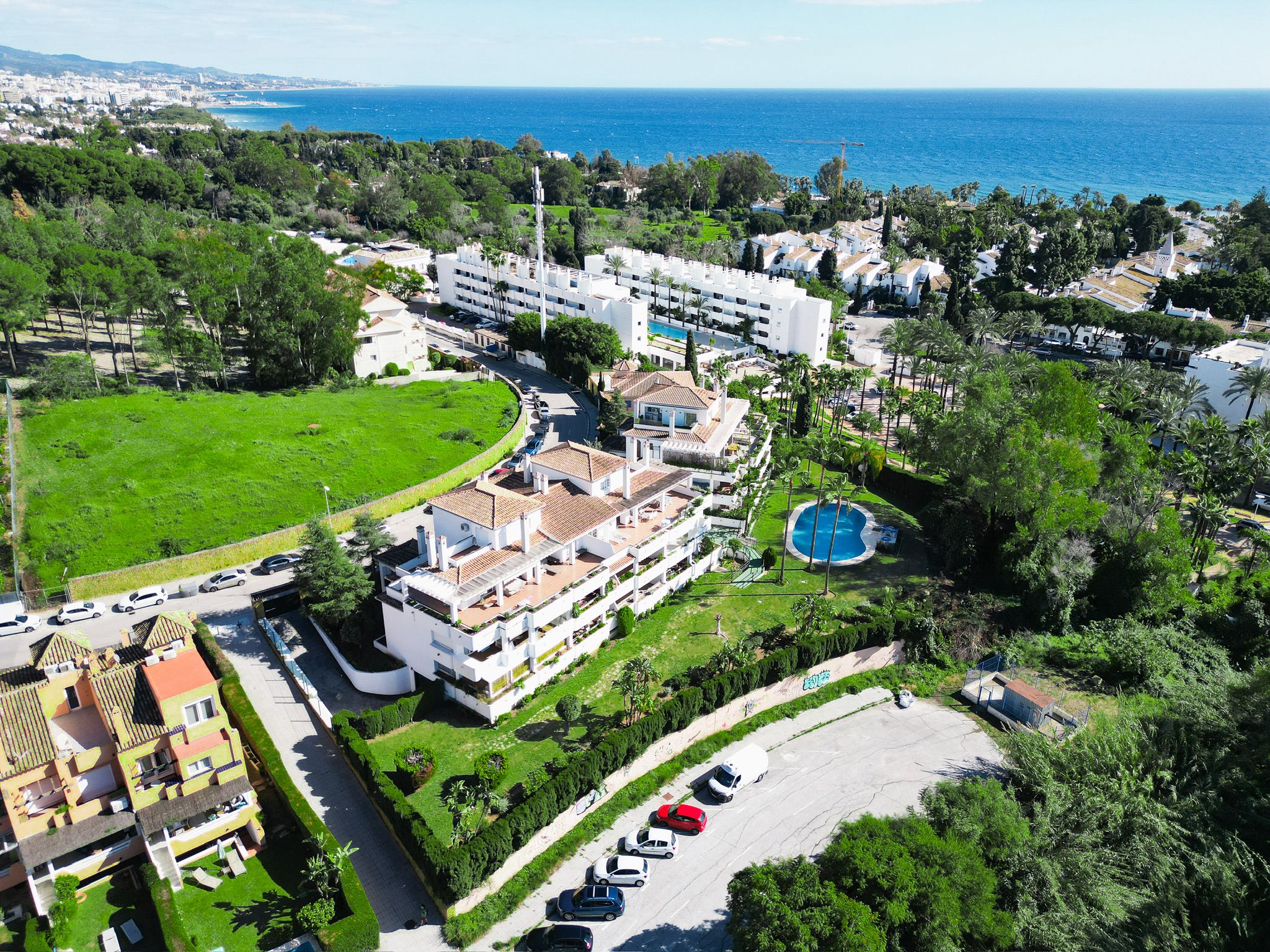 Aerial context near Balcon de Puente Romano and the Marbella coastline