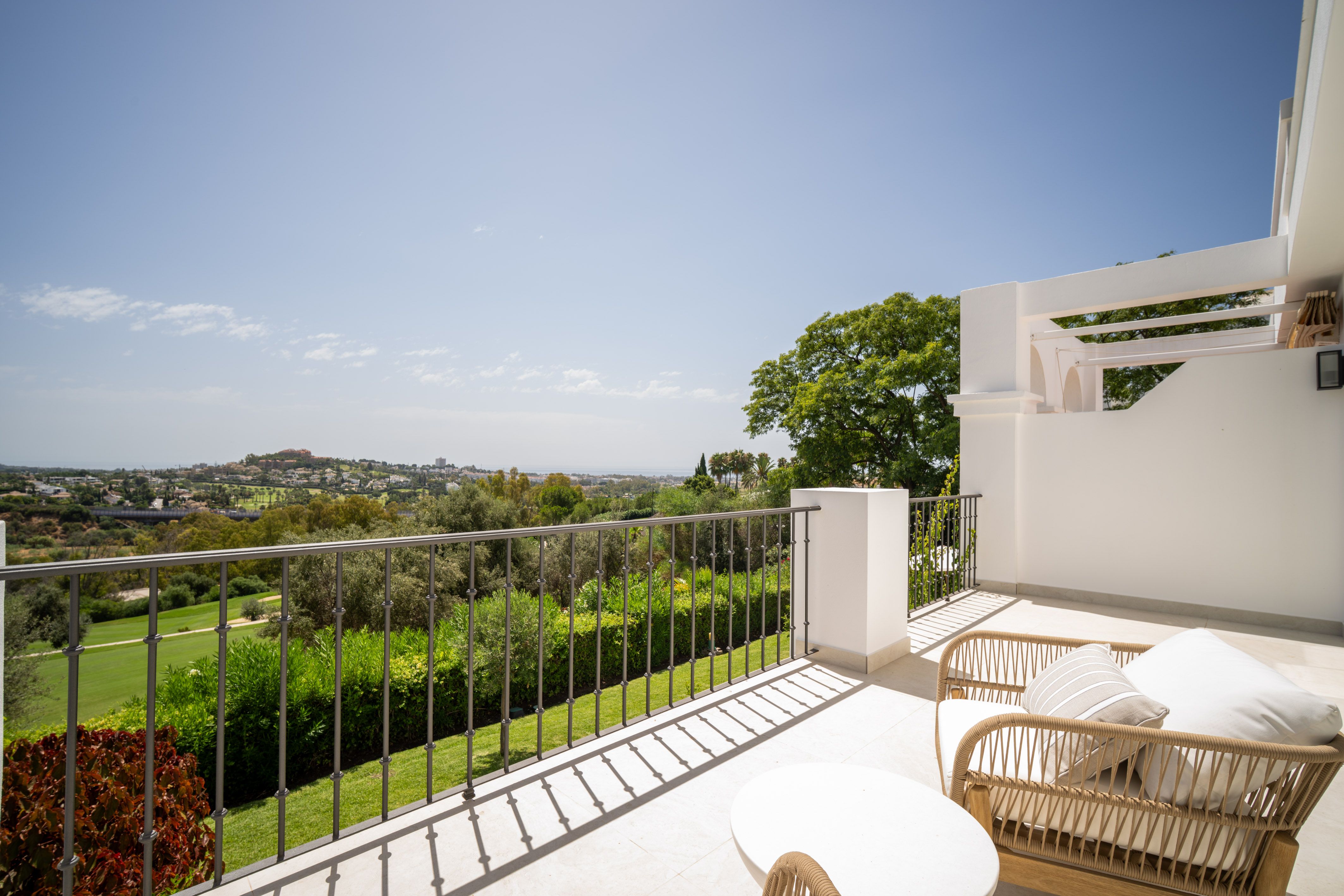Mirador 4 terrace with golf course and open views in La Quinta, Benahavis