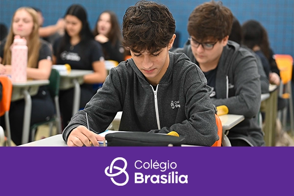 Aluno do Colégio Brasília em sala de aula durante preparação para o ENEM