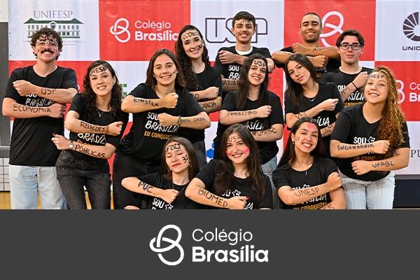 Alunos do Colégio Brasília em comemoração de aprovações e preparação para vestibulares