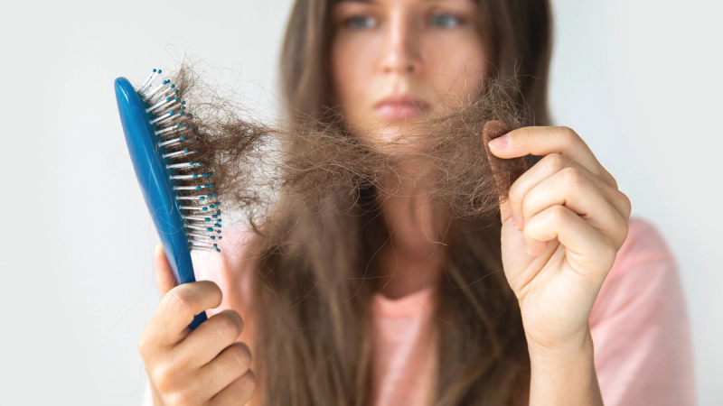 ¿Por qué se cae más el cabello en invierno?