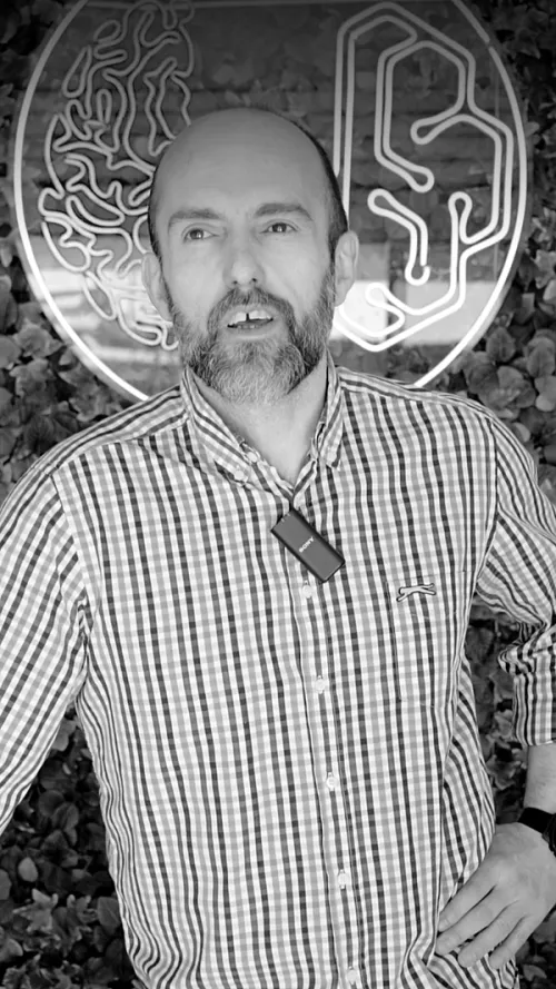 HÉCTOR GARCÍA