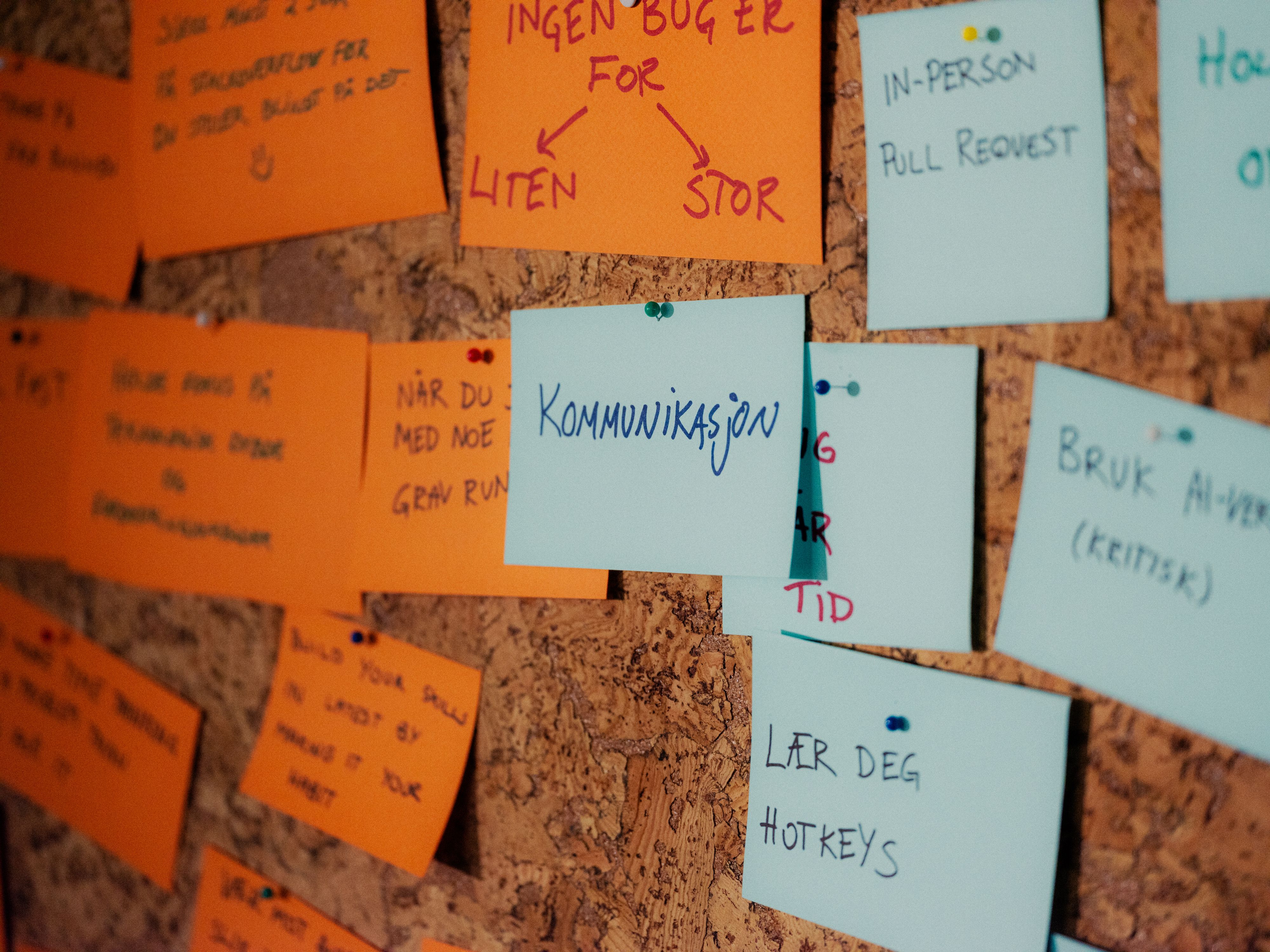 Post-it lapper på en vegg