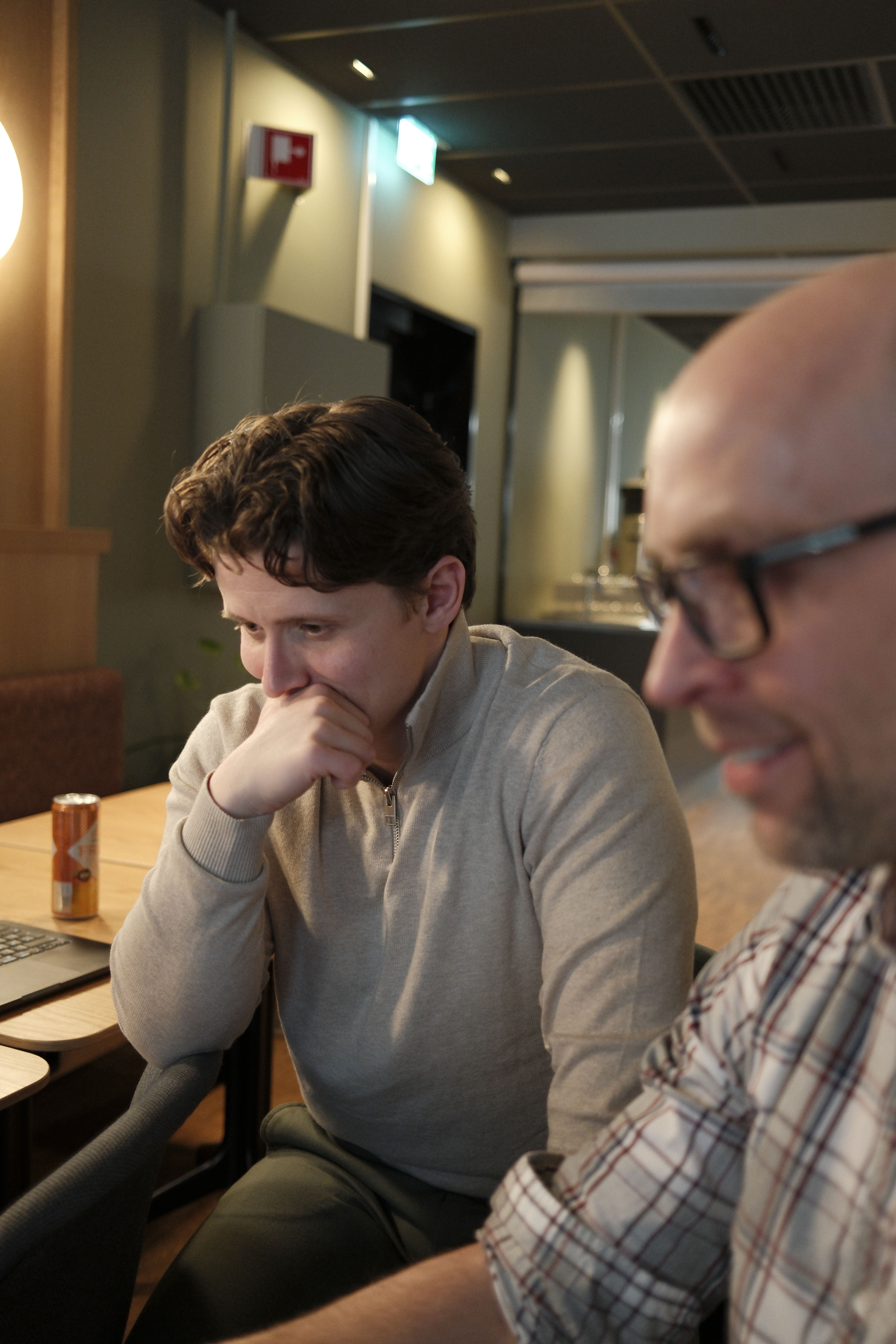 Richard og Sverre koker sammen en ide