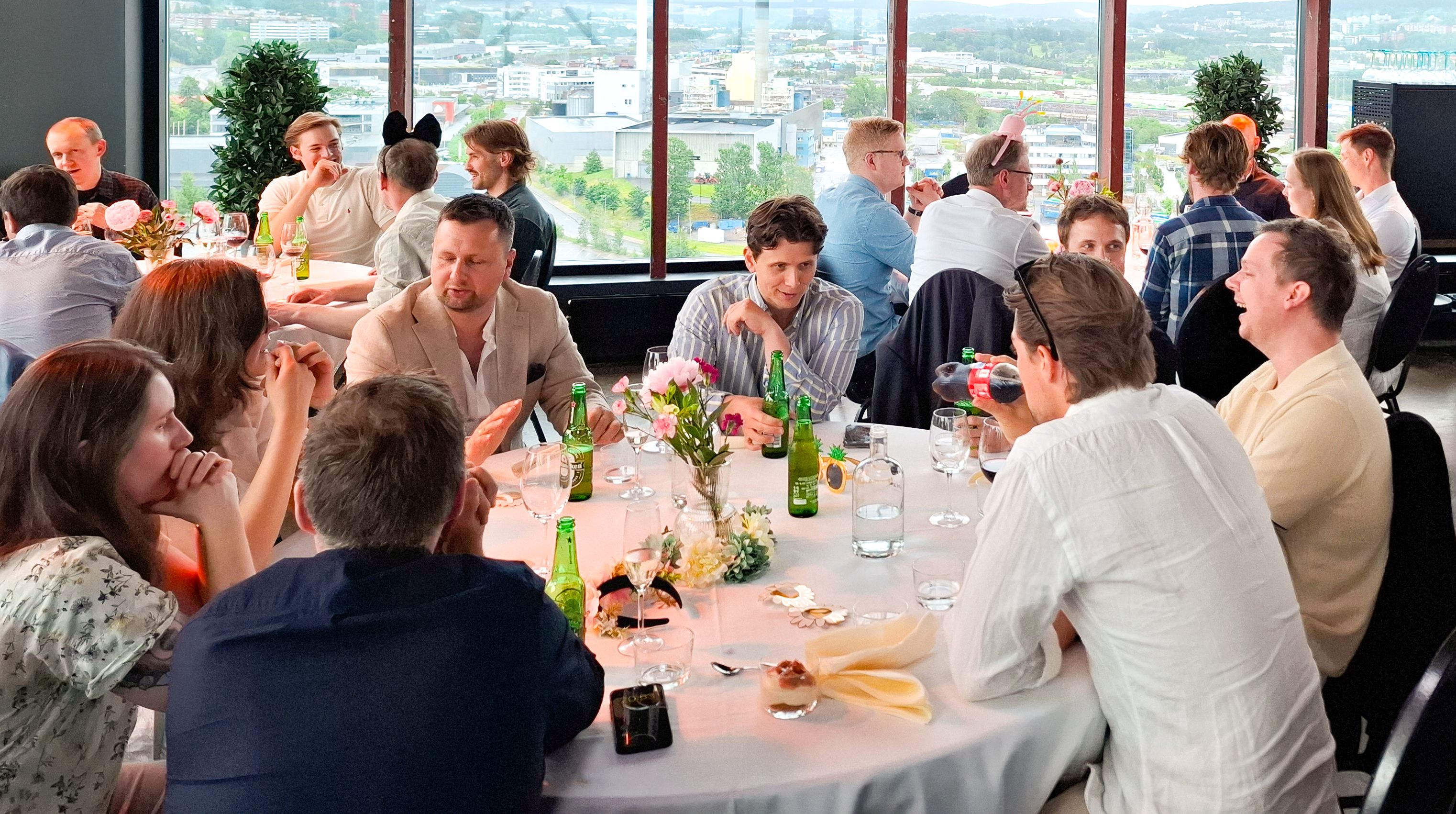 Samtaler rundt feststemt bord