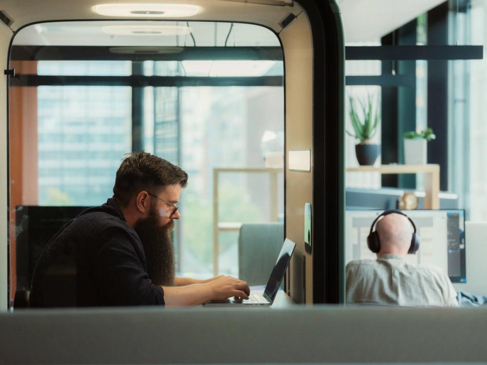 To utviklere jobber på hver sin PC