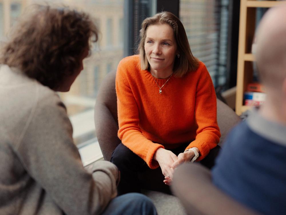 Kollegaer som diskuterer