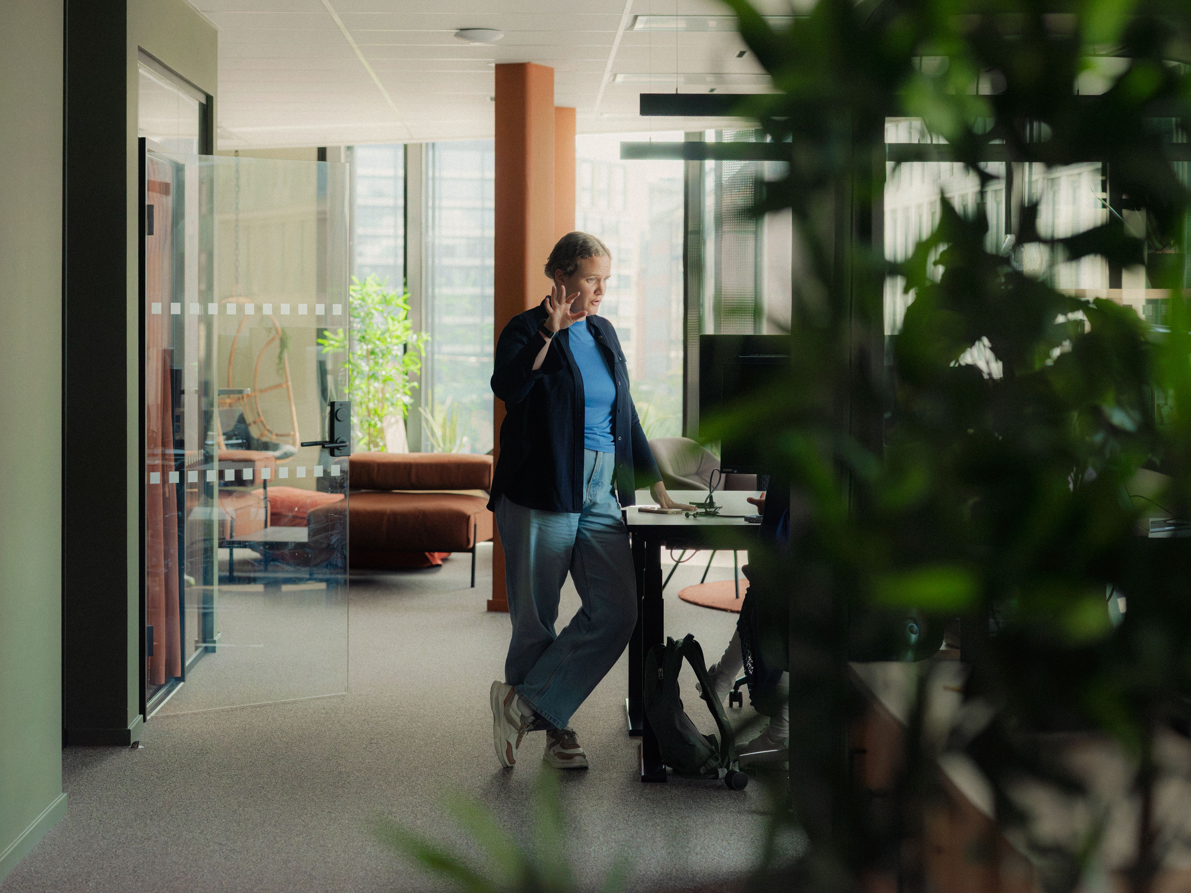 Kvinne i salg diskuterer et mulig oppdrag med en kollega