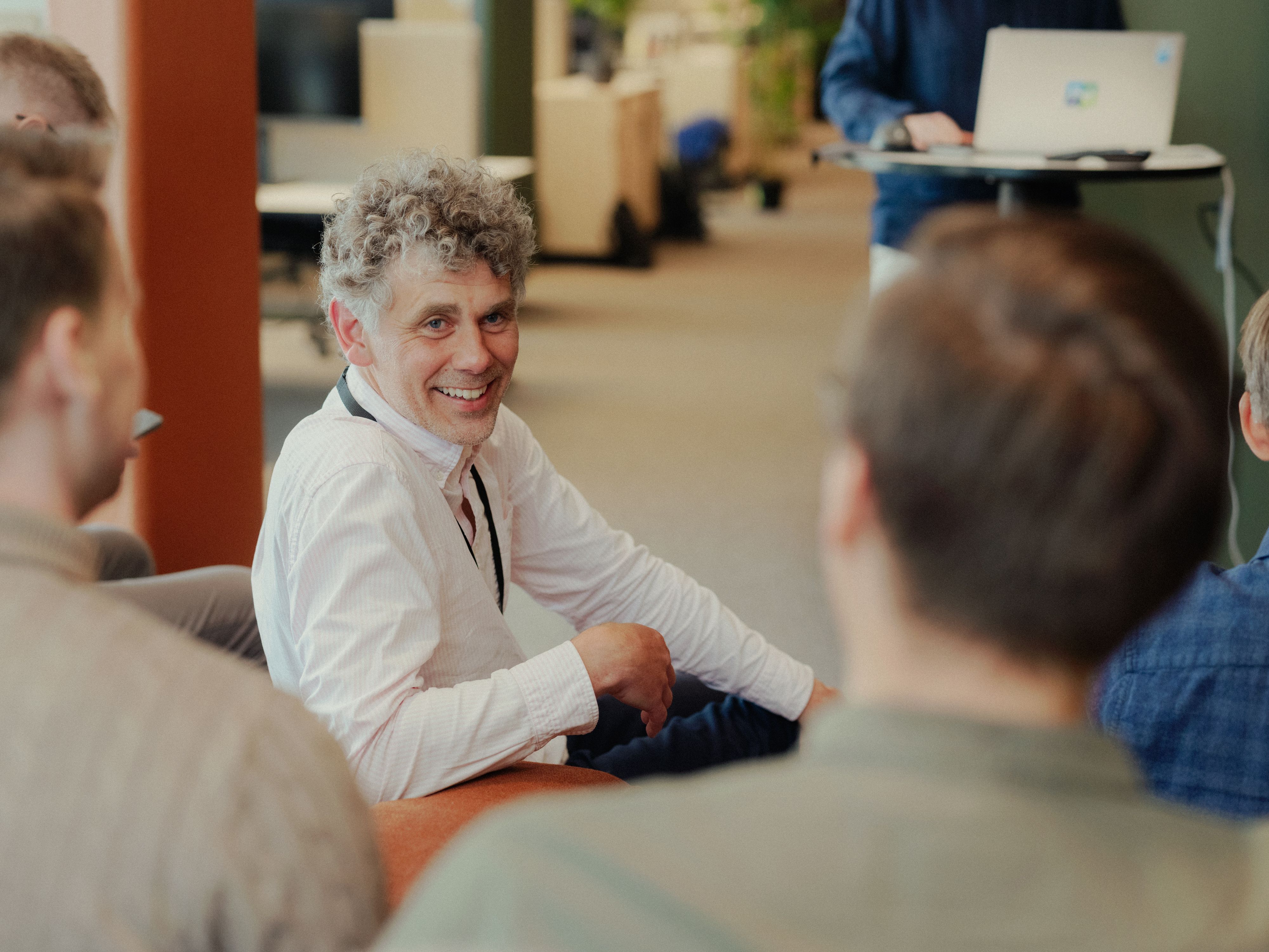 Utvikler som koder på stillerom