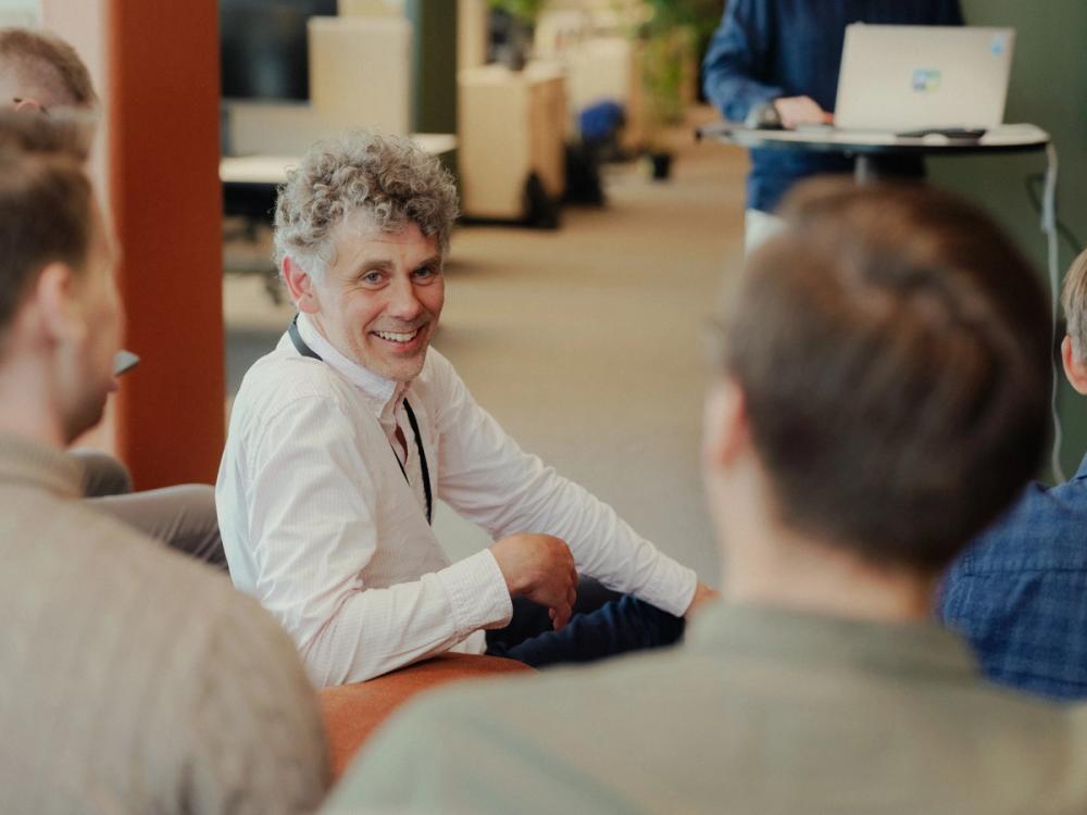 Utvikler som koder på stillerom