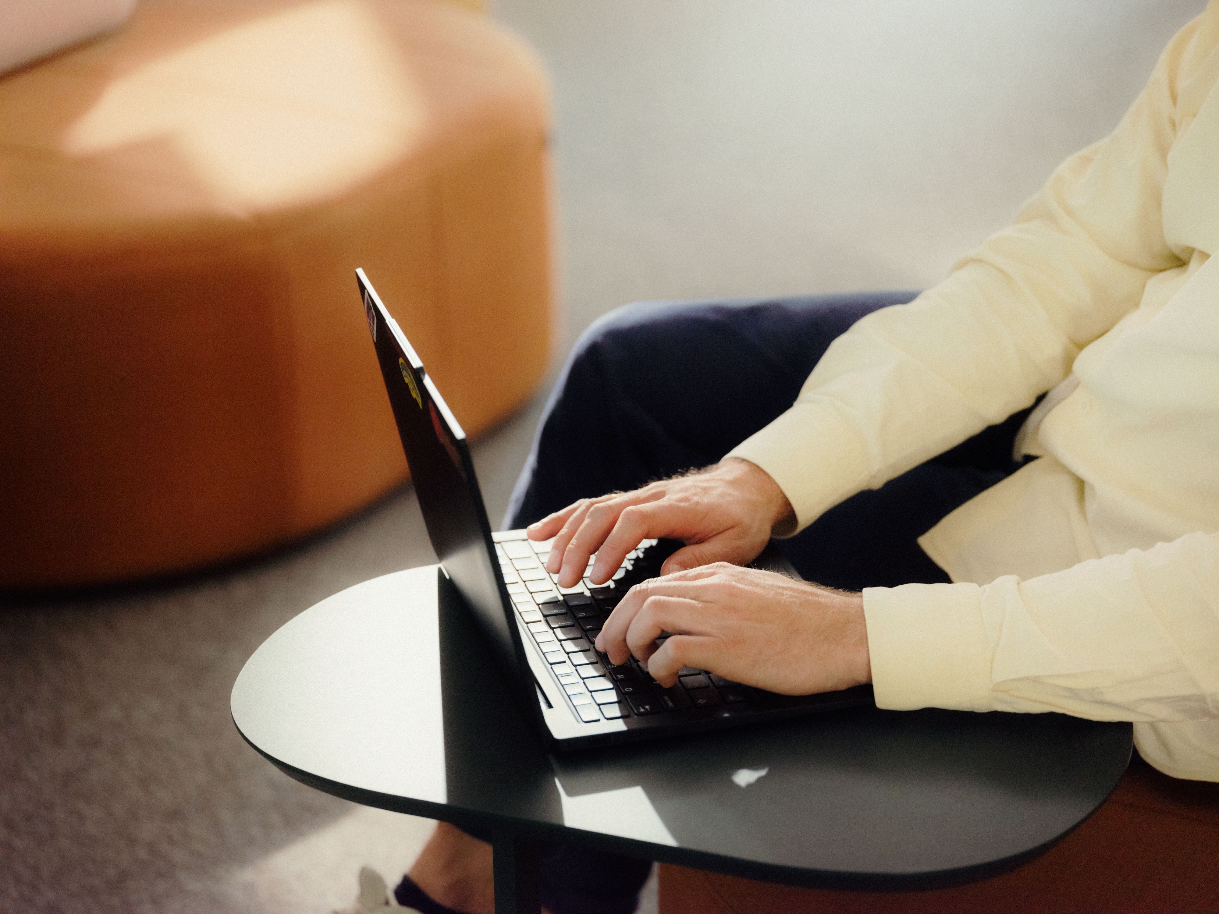 Person sitter med laptop