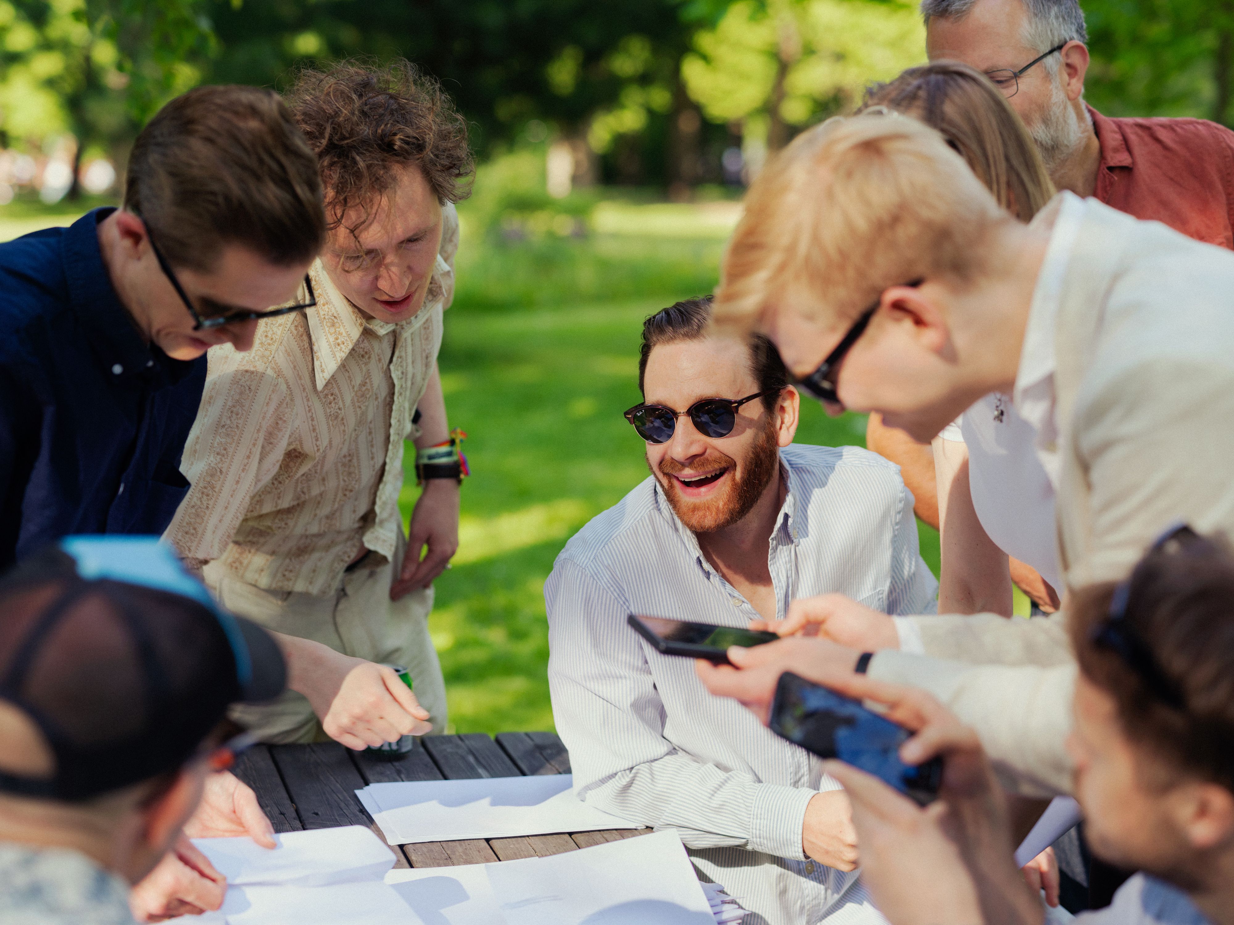 Medarbeidere som ler under Systeks sommerfest