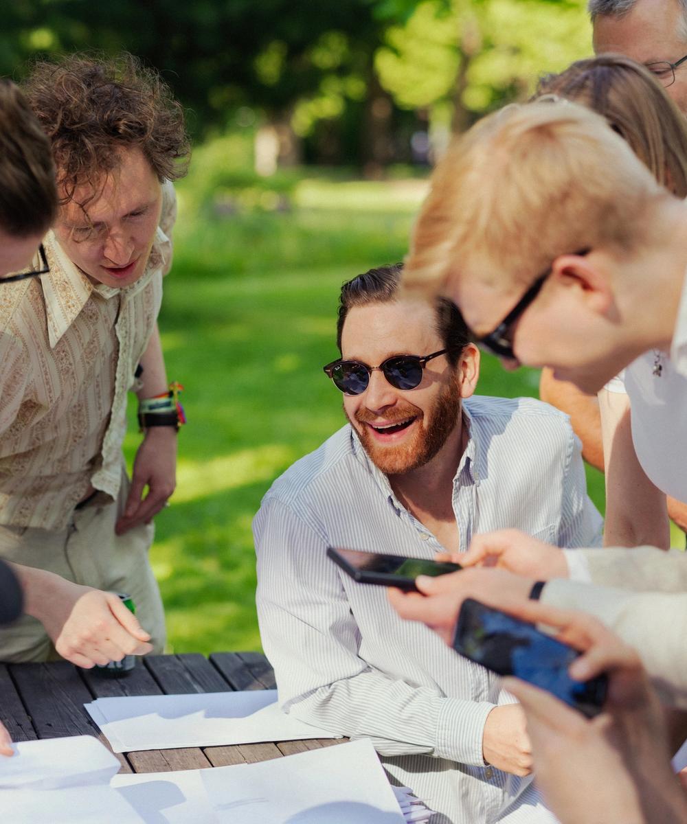 Medarbeidere som ler under Systeks sommerfest