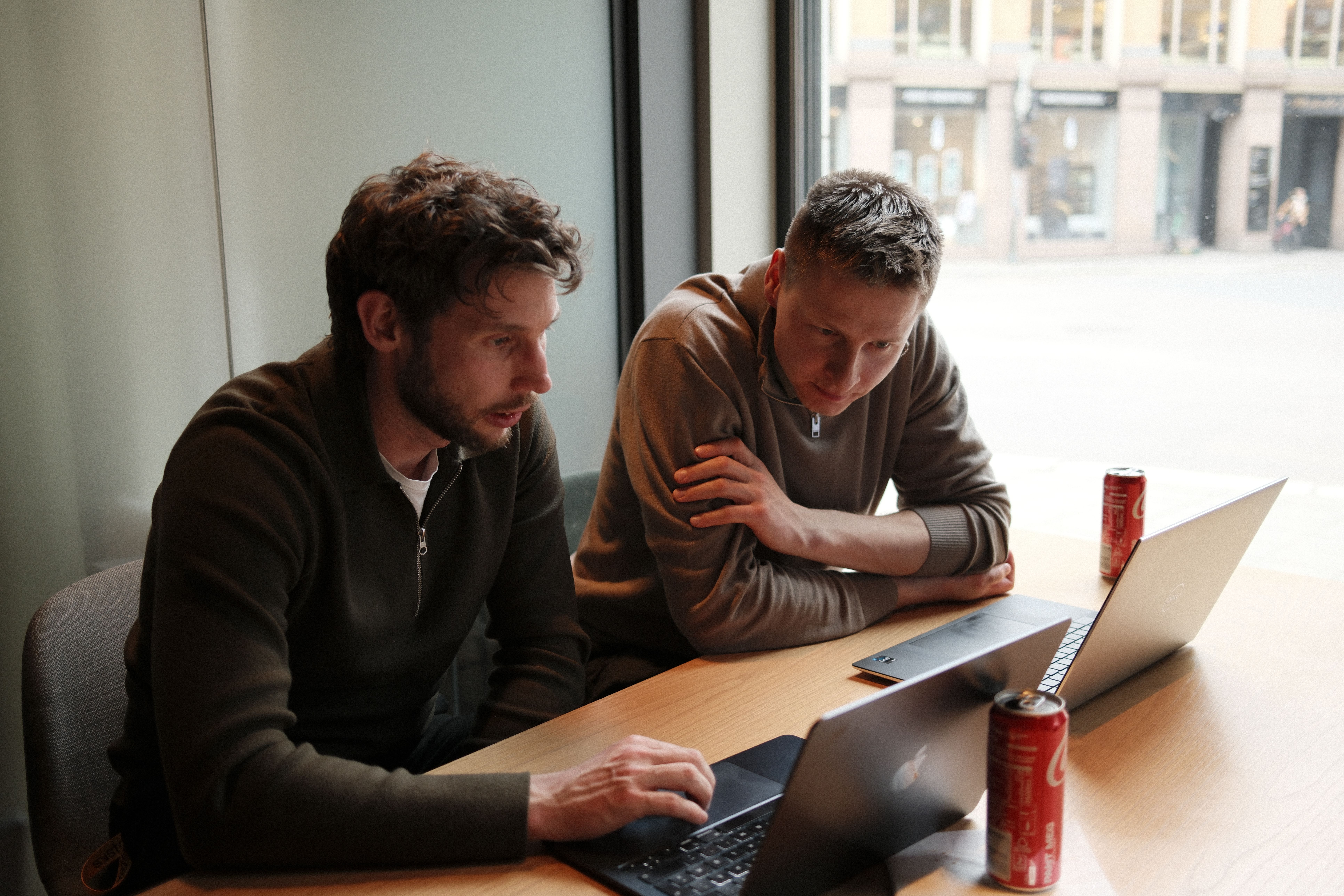 Emil og Mikkel i dyp konsentrasjon