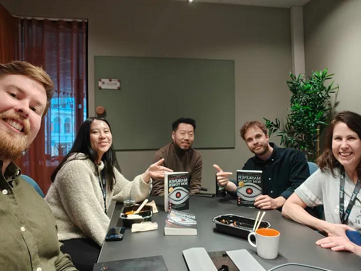 Embrik, Magdalena, Daniel, Kim og Cecilie har samlet seg rundt bordet med boken “Maskiner som tenker”
