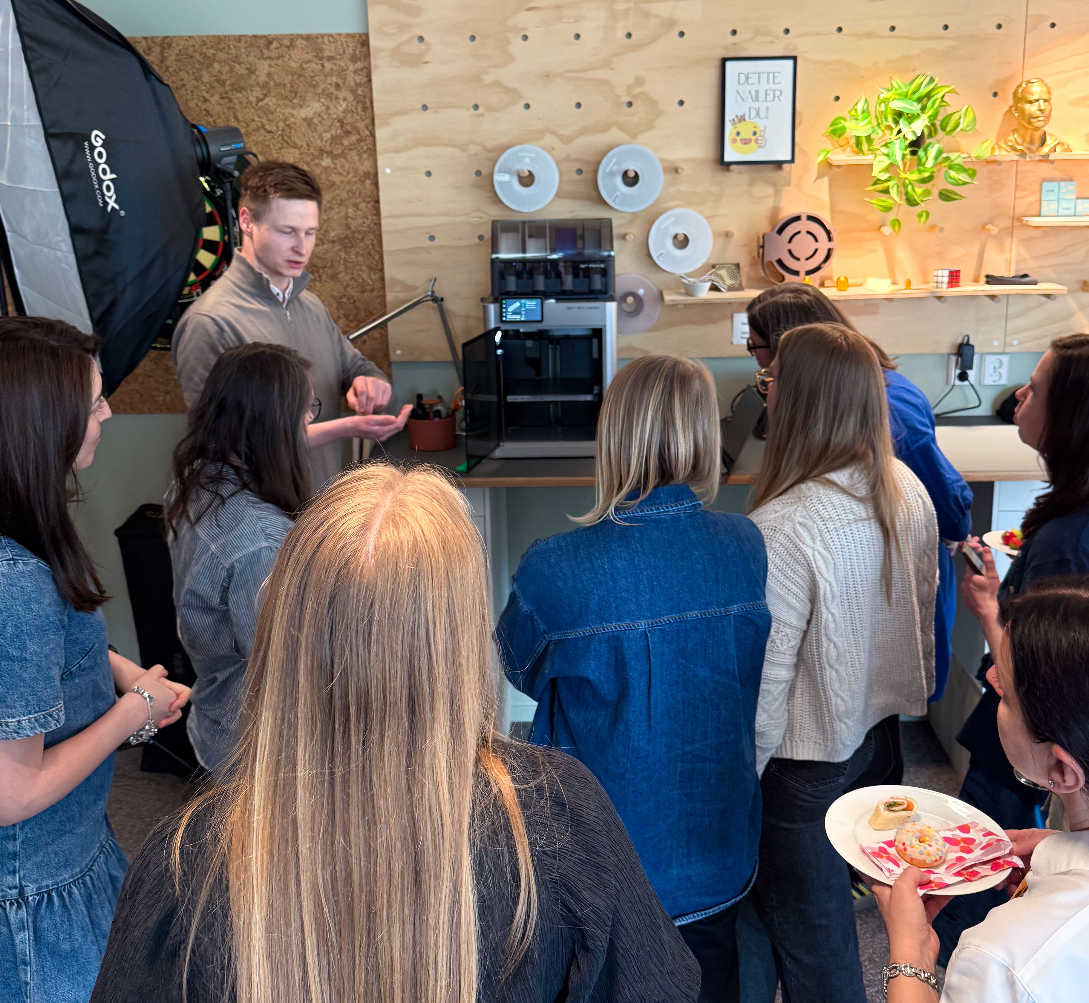 Gruppen er samlet foran 3D-printeren