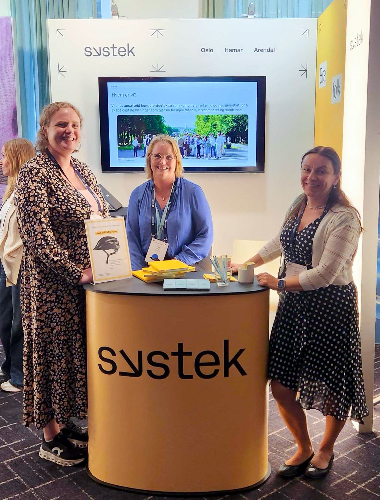 Tre kvinner på Systeks stand