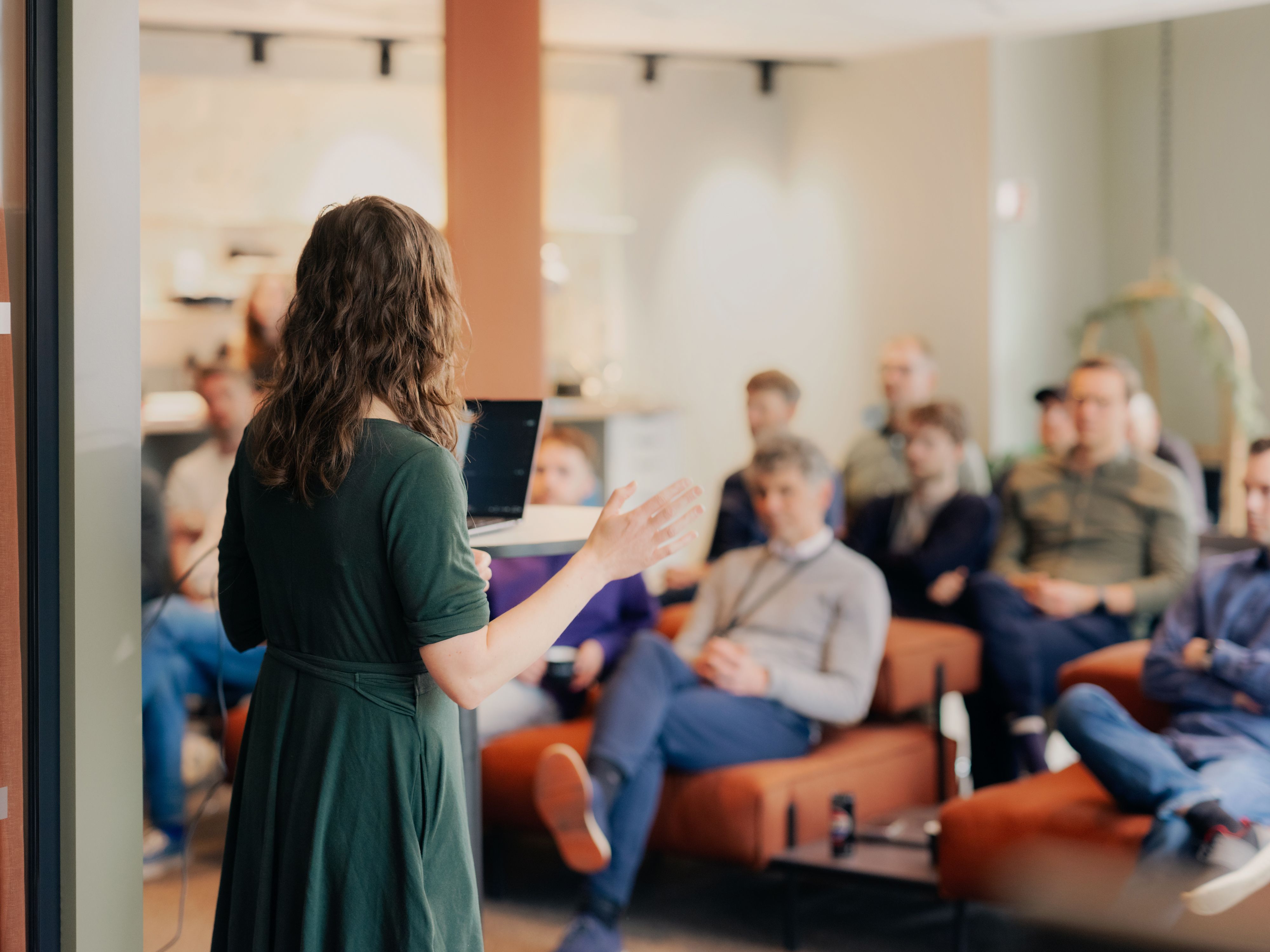 Kvinne som holder foredrag