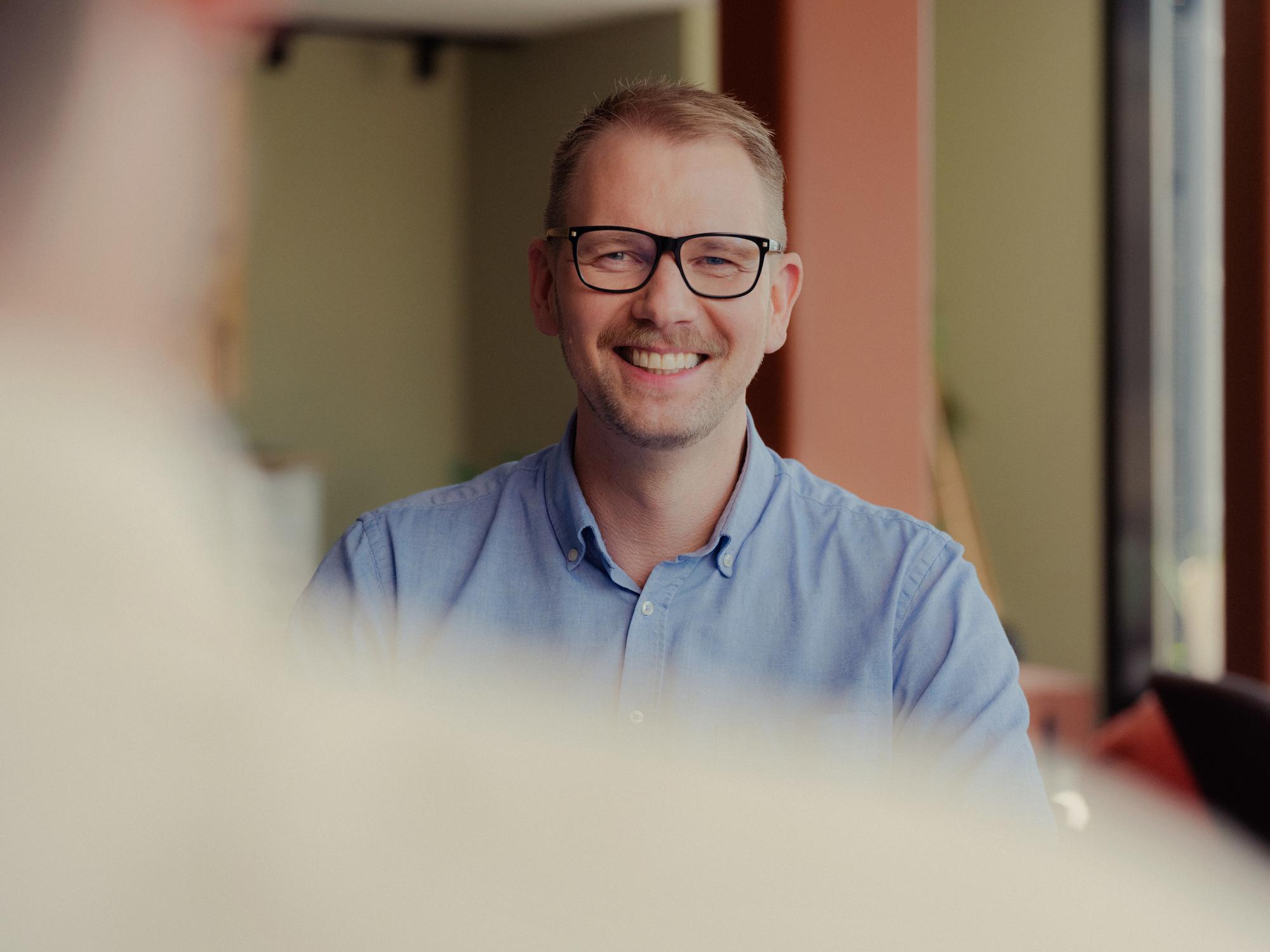 Konsulent som smiler