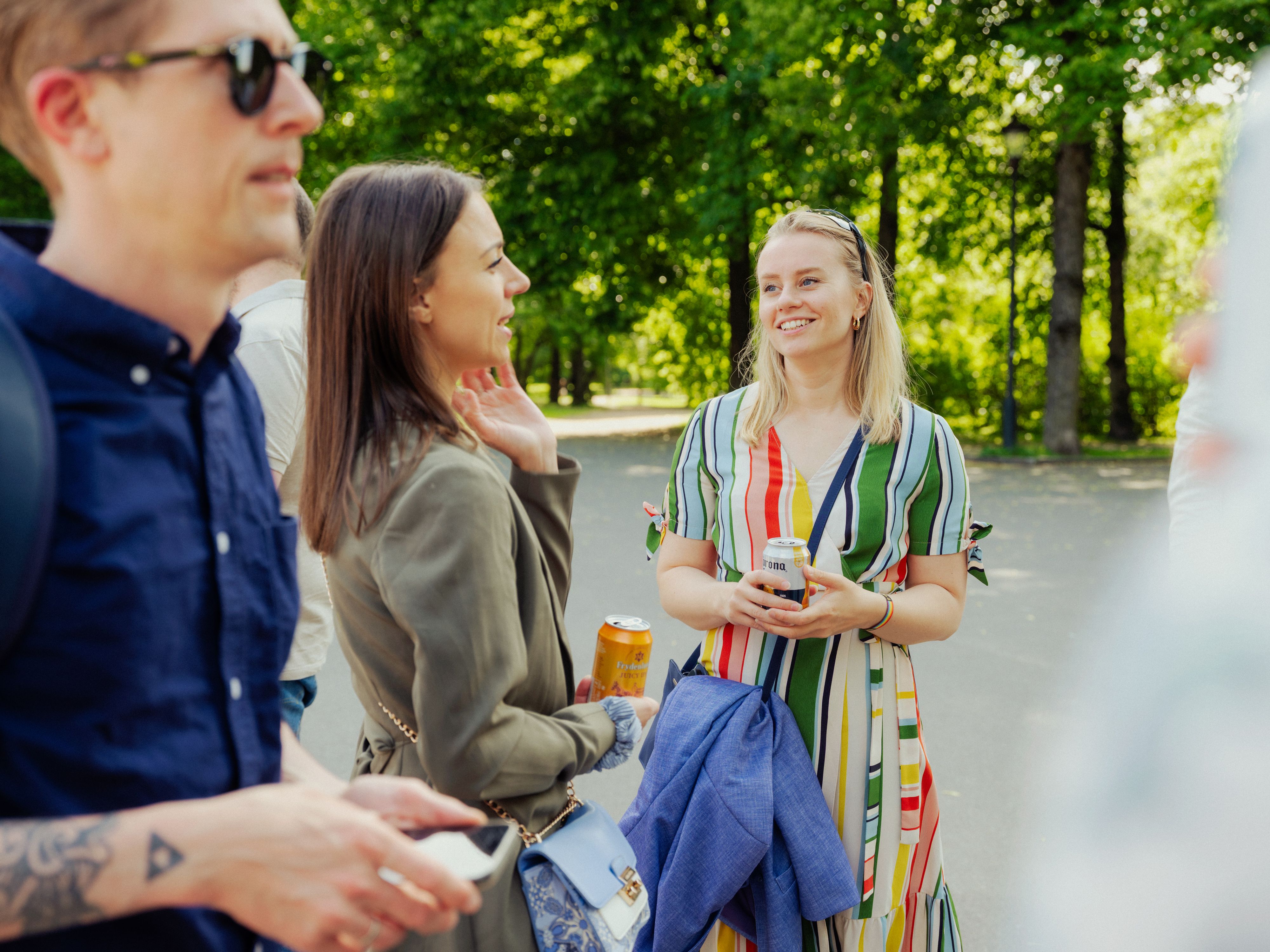 Medarbeidere som snakker og ler 