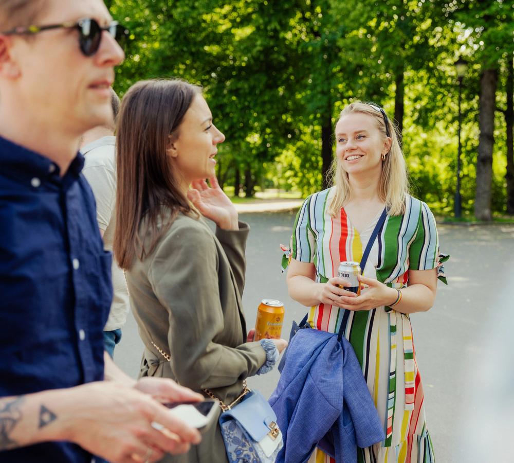 Medarbeidere som snakker og ler