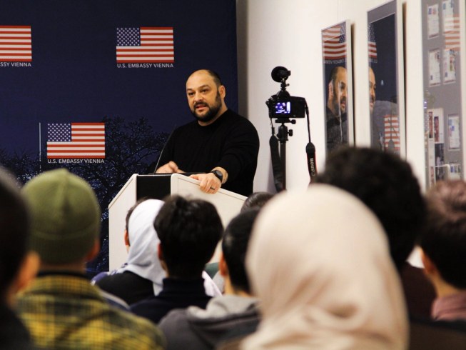 Vortrag von Christian Picciolini über Extremismusprävention