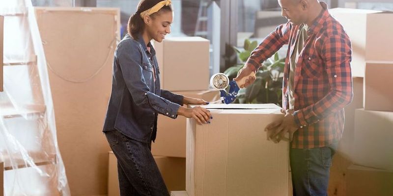 Couple Packing - Tips to Smoothly Move to a New House