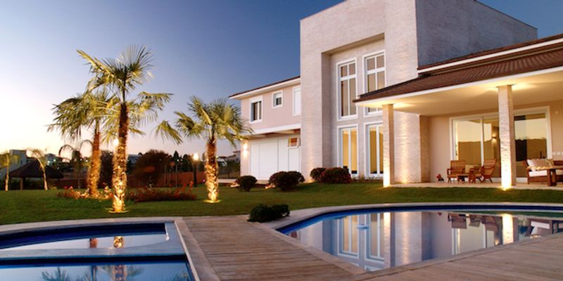 Beautiful house with a pool.
