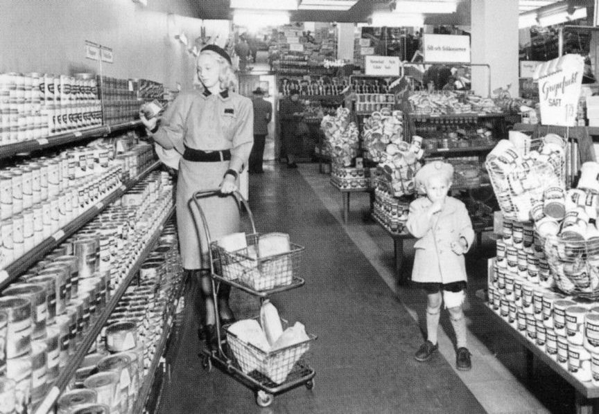 White and gray photograph with a woman doing a shopping. Probably from the 1st half of the XX century.